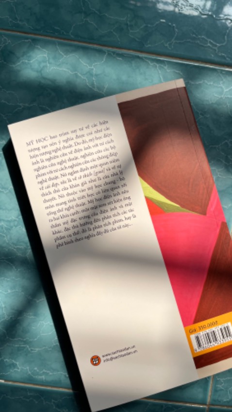 Một cuốn sách dẫn nhập các lý thuyết về điện ảnh tuyệt vời, dễ tiếp cận. Trong sách cũng chú giải nhiều định nghĩa đc sử dụng trong điện ảnh và giới thiệu những cuốn sách, nhà nghiên cứu phim và những người có ảnh hưởng quan trọng đến điện ảnh. 

Cuốn sách siêu siêu phù hợp với một người bắt đầu tìm hiểu và muốn học nhiều thêm về phim. Cám ơn nhà xuất bản và dịch giả đã đưa cuốn sách này đến những người yêu phim ở Việt Nam ạ ♥️♥️♥️