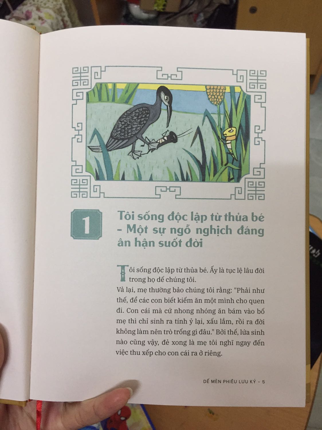 Mặc dù đã 36 tuổi nhưng khi đọc lại Dế mèn,Tôi vẫn thấy những điều lí thú từ những chuyến phiêu lưu của Dế mèn.
Lúc nhận sách mình thực sự bất ngờ vì cuốn sách đc đóng hộp rất đẹp,cảm giác như xuân đang đến rất gần mình rồi❤️