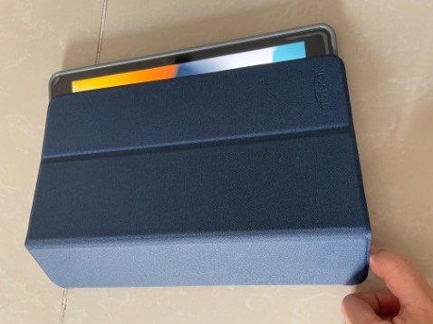 Dày dặn, chắc chắn, thanh lịch. Tuy nhiên khi đậy lại chưa được khit vào màn hình, ko biết dùng lâu có sát lại ko.