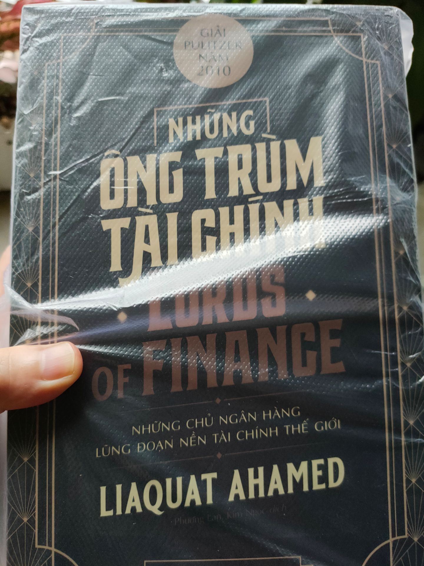 Mùa mưa nên sách được cho vào bên trong một túi nilon tránh rủi ro bị thấm nước, thích cách làm việc cẩn thận này. Sách đẹp, chất lượng tốt.