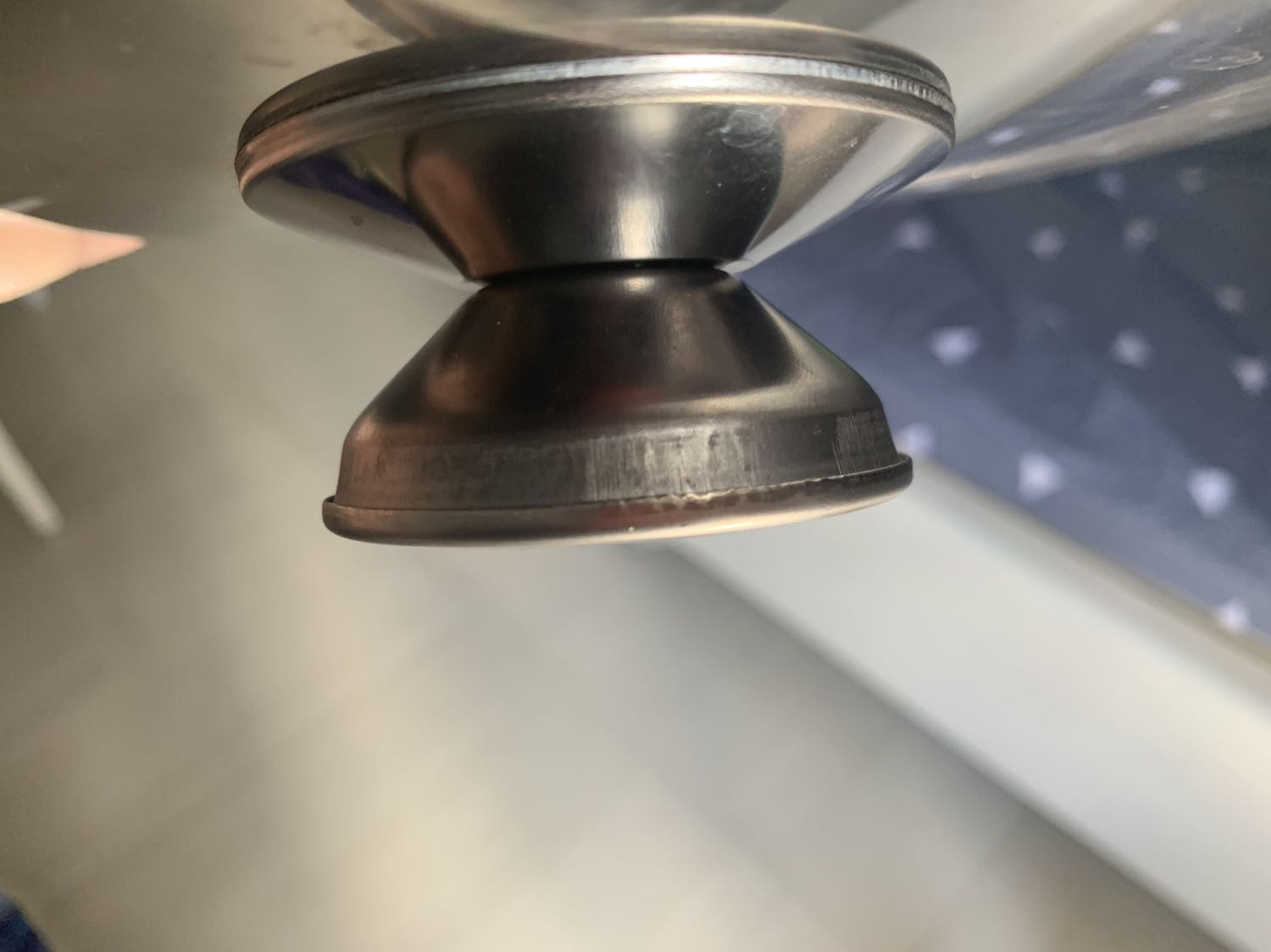 Trong lúc rửa nồi lần đầu để sử dụng thì bị đứt tay nên phát hiện tay cầm trên nắp của nồi lớn chưa được mài kỹ, có một đoạn răng cưa rất bén gây đứt tay chảy máu khi sử dụng. Cần tiki hỗ trợ đổi lại nắp nồi size 24cm giúp tôi