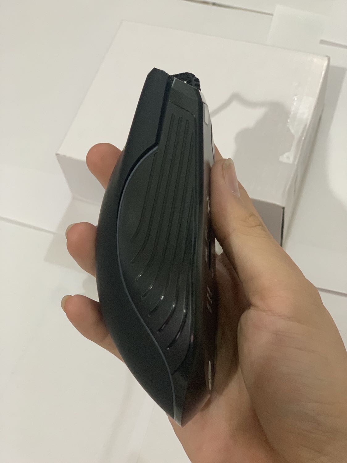 Giao hàng rất nhanh, chưa tới 1 ngày đã giao, chuột cầm trêb tay đem lại cảm giác di chuyển và sử dụng rất ổn, sử dụng để làm các công việc yêu cầu độ chính xác khá tốt, đặc biệt chơi game cảm giác rất mượt. DPI điều chỉnh tốc độ chuột rất phù hợp cho nhiều mục dích sử dụng khác nhau như chơi game, lướt web, nói chung vô cùng hài lòng