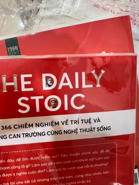 Sách dù được bọc boôkcare và wrap lại nhưng bị rách. Đây là lỗi của người bao sách. Mình là người trân trọng sách nên cực kỳ khó chịu vấn đề này. Mất gái trị cuốn sách.