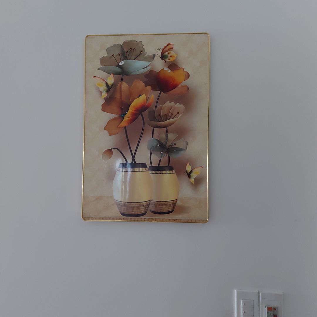 Tranh đẹp như quảng cáo, sản phẩm tráng gương nên vệ sinh dễ dàng. Shop hào phóng cho 4 đinh để treo tranh mặc dù chỉ cần 1 thôi để đề phòng đóng đinh bị cong. Tiki giao hàng rất nhanh.