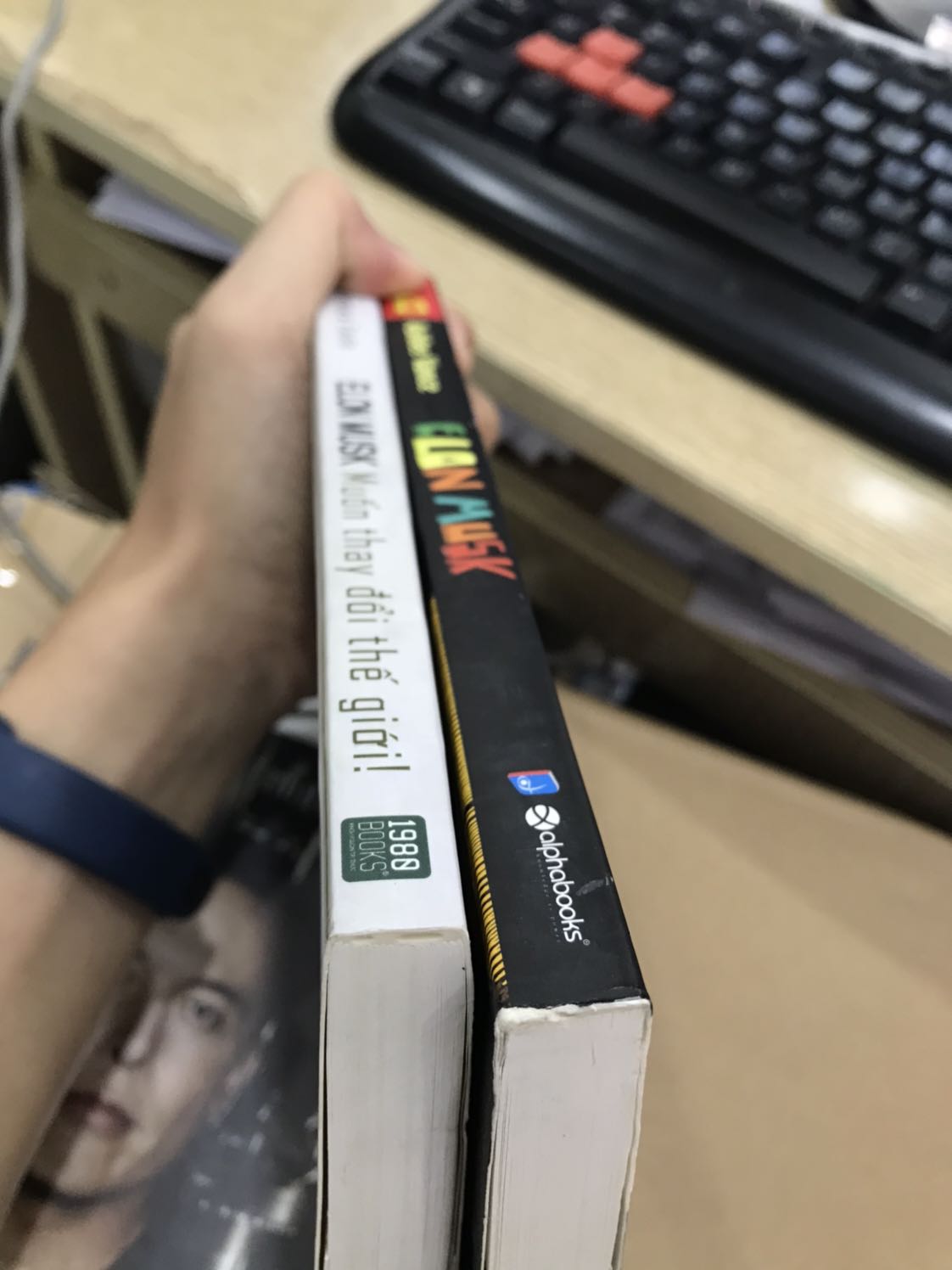 Mình mua 3 cuốn, trừ 1 cuốn được bọc sẵn thì 2 cuốn còn lại bị xước, trầy rất nhiều. Khá thất vọng khi mình mua sách mới mà lại nhận sách trầy trụa nhiều như thế này. Mình không yêu cầu Tiki đổi sản phẩm khác. Chỉ mong Tiki kiểm tra kỹ trước khi giao tới tay khách hàng. Hy vọng những trải nghiệm như thế này sẽ không tái diễn những lần sau.