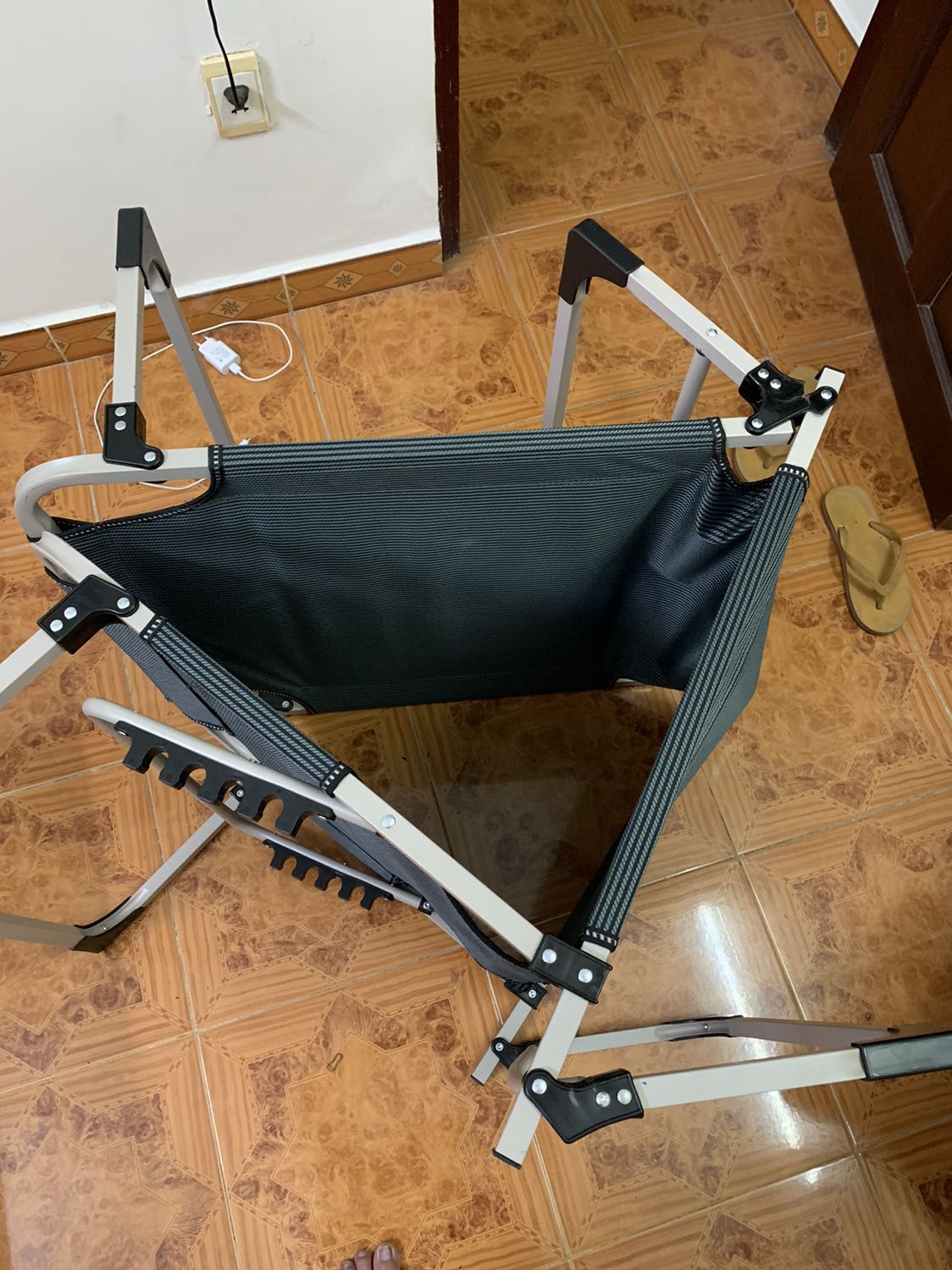 Dịch vụ giao hàng ok ...sáng nhận hàng nguyên vẹn... nhưng tối ngủ nữa đêm lúc 12h trở mình ghế gãy ( như hình ) tỉnh giấc luôn ( tôi cần nặng 90 kg ) hỏi sản phẩm này có bảo hành không vậy?!