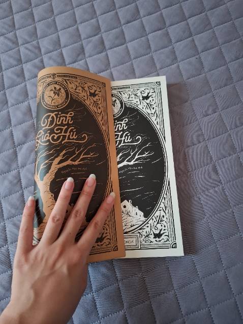 Đặt bìa xanh lam, giao bìa vàng. Đọc bình luận của một chị trên hội văn học kinh điển, thấy chị bảo cũng từng gặp vấn đề này với quyển này rồi. Chán thật sự.