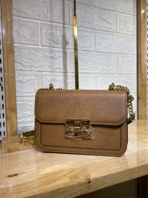 Mẫu mới quá xinh luôn ạ, màu bò nhạt xinh dã man lun.nay lata thêm dây xích mang sang hẳn.da mềm fom túi đẹp.5 sao cho shop ạ