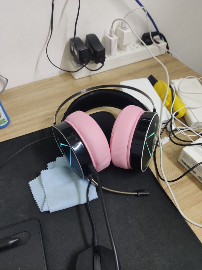 Mới mua nên còn hơi cứng, xài 1 thời gian chắc sẽ mềm lại thôi. Giao hàng dù hơi lâu nhưng vẫn nằm trong thời gian dự kiến. Tai nghe mình màu đen nhưng mà mua hồng về gắn vào cho độc lạ xD.
Tks shop nhé =))