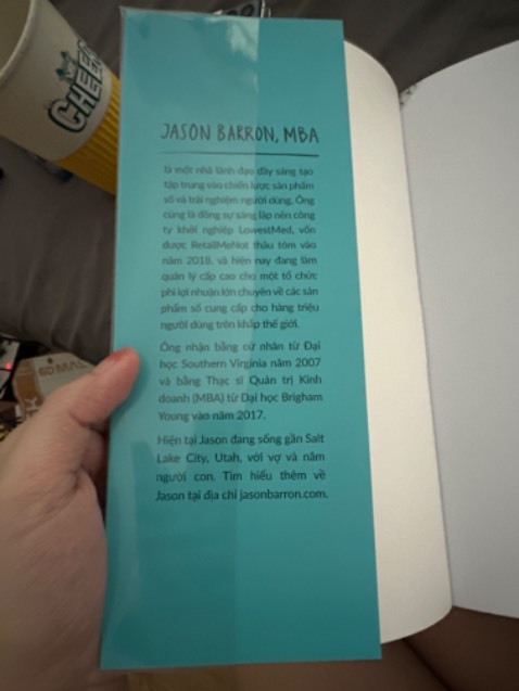 Thực sự thất vọng! sách bị rách, dấu dán rõ ràng. 
Bìa bọc sách cắt cẩu thả, k thẳng thóm. Ngoài ra phía sau thì bị rách luôn, nhận hàng sách 1 nơi bìa 1 nẻo. 
Đề nghị bên bán/tiki hỗ trợ xử lý giúp mình vấn đề này gấp!!! 
Sách đem đi tặng mà nhìn hoảng hồn.