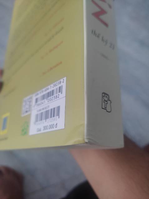 Sách do bị móp gáy dưới không phải bản giấy xốp dày mà bản giấy láng mỏng. Mong muốn được đổi trả lại sách giấy xốp