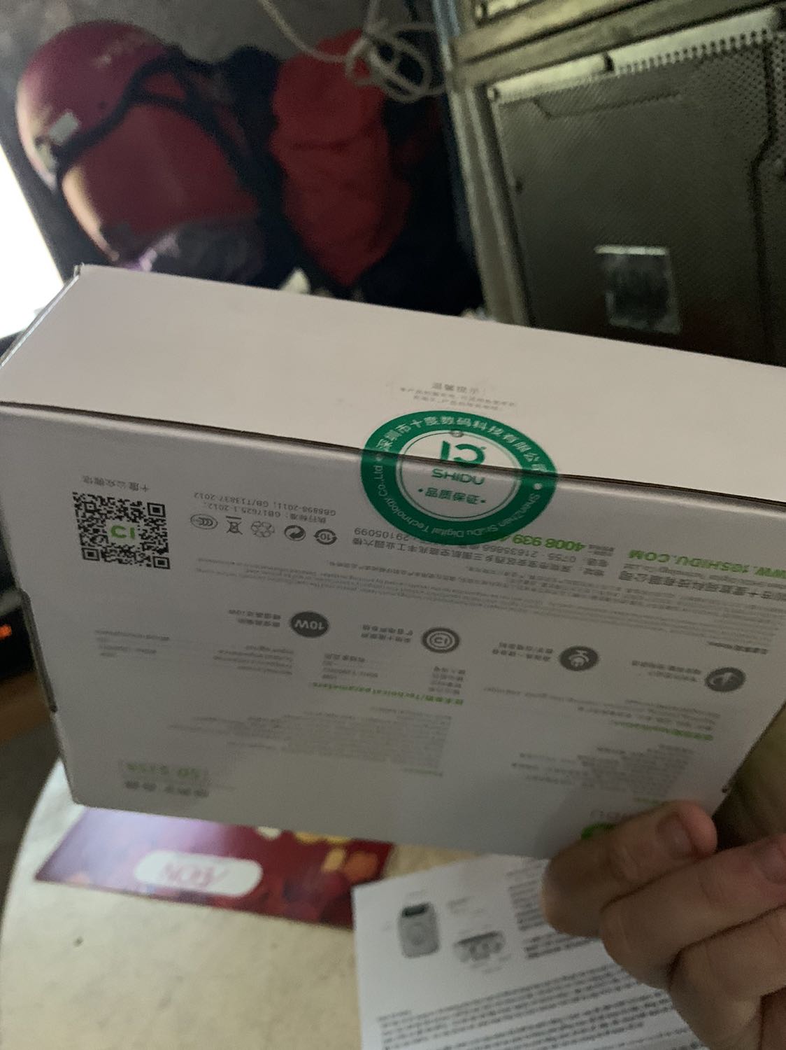 Xem trên hình thì thấy màu có vẻ hơi cũ , nên lúc ord cũng hơi lo ? nhưng lúc nhận thì thấy màu xanh xinh lắm luôn ? *** loa thì thấy âm thanh khá là to rõ và dễ xàii ❤️ Lúc đầu hơi lớ ngớ nên chả xem kỹ nên liền nhắn tin *** cho shop hỏi xem chỗ sạc ở đâuu ? ai ngờ vừa nhắn là anh rep liền và rep siêu nhanh nên là điểm 10 cho việc này ? Mn nên mua ở đây nhaaa