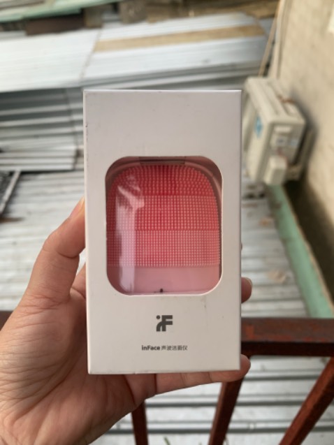 Nhận hàng vô cùng thất vọng vì không phải hàng chính hãng, muốn yêu cầu đổi trả. Chỉ mới khui hộp bao bì bên ngoài ra là đã biết không phải hàng thật nên không khui sản phẩm ra. Mình đặt hàng 2 máy giao cùng ngày của 2 shop khác nhau thì đơn hàng này không đúng hàng chính hãng, rất mong tiki thu hồi lại sản phẩm. Cảm ơn