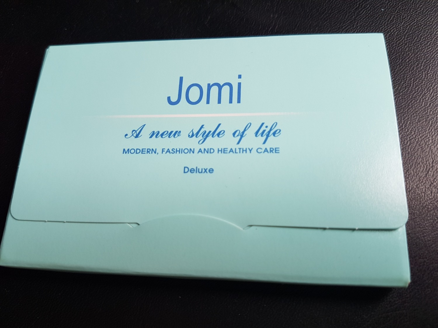 Chất lượng thì không có gì phải bàn, phim này của Nhật, thấm dầu rất tốt, mặt ai ít dầu thì dùng 1 tờ là đủ, còn bị nhiều thì phải dùng 2-3 tờ. Tính ra khoảng 600 VNĐ/tờ. Còn vấn đề giao hàng thì vô cùng tệ hại. Đơn hàng lần 1 của tôi gồm 2 combo đã thanh toán trước, bị bên này tự ý hủy sau khi trễ hạn giao 2 tuần mà không giao hàng, cũng không hề có email hay *** thông báo cho tôi biết. Sau đó họ tự thực hiện lệnh đặt đơn hàng mới chỉ có 1 combo, tôi phải liên hệ Tiki để giải quyết việc hoàn tiền cho 2 combo, sau cả tháng trời chầu hẫu đợi mà không một lời giải thích. Lần 2 tôi lại đặt 3 combo đã thanh toán trước, vẫn giao trễ hàng so với dự kiến, và lần này còn giao thiếu, vì chỉ giao cho tôi đúng 1 combo (thiếu 2 combo). Tôi lại phải gọi điện cho Tiki hỗ trợ (1k/1 phút), gọi + chờ mất ~10 phút để thông báo tình trạng thiếu đơn hàng, đến giờ vẫn chưa nhận được nốt 2 combo còn lại. Nói chung sẽ không bao giờ tôi mua ở đây thêm lần nữa. Chất lượng thì không có gì phải bàn, phim này của Nhật, thấm dầu rất tốt, mặt ai ít dầu thì dùng 1 tờ là đủ, còn bị nhiều thì phải dùng 2-3 tờ. Tính ra khoảng 600 VNĐ/tờ. Còn vấn đề giao hàng thì vô cùng tệ hại. Đơn hàng lần 1 của tôi gồm 2 combo đã thanh toán trước, bị bên này tự ý hủy sau khi trễ hạn giao 2 tuần mà không giao hàng, cũng không hề có email hay *** thông báo cho tôi biết. Sau đó họ tự thực hiện lệnh đặt đơn hàng mới chỉ có 1 combo, tôi phải liên hệ Tiki để giải quyết việc hoàn tiền cho 2 combo, sau cả tháng trời chầu hẫu đợi mà không một lời giải thích. Lần 2 tôi lại đặt 3 combo đã thanh toán trước, vẫn giao trễ hàng so với dự kiến, và lần này còn giao thiếu, vì chỉ giao cho tôi đúng 1 combo (thiếu 2 combo). Tôi lại phải gọi điện cho Tiki hỗ trợ (1k/1 phút), gọi + chờ mất ~10 phút để thông báo tình trạng thiếu đơn hàng, đến giờ vẫn chưa nhận được nốt 2 combo còn lại. Nói chung sẽ không bao giờ tôi mua ở đây thêm lần nữa.