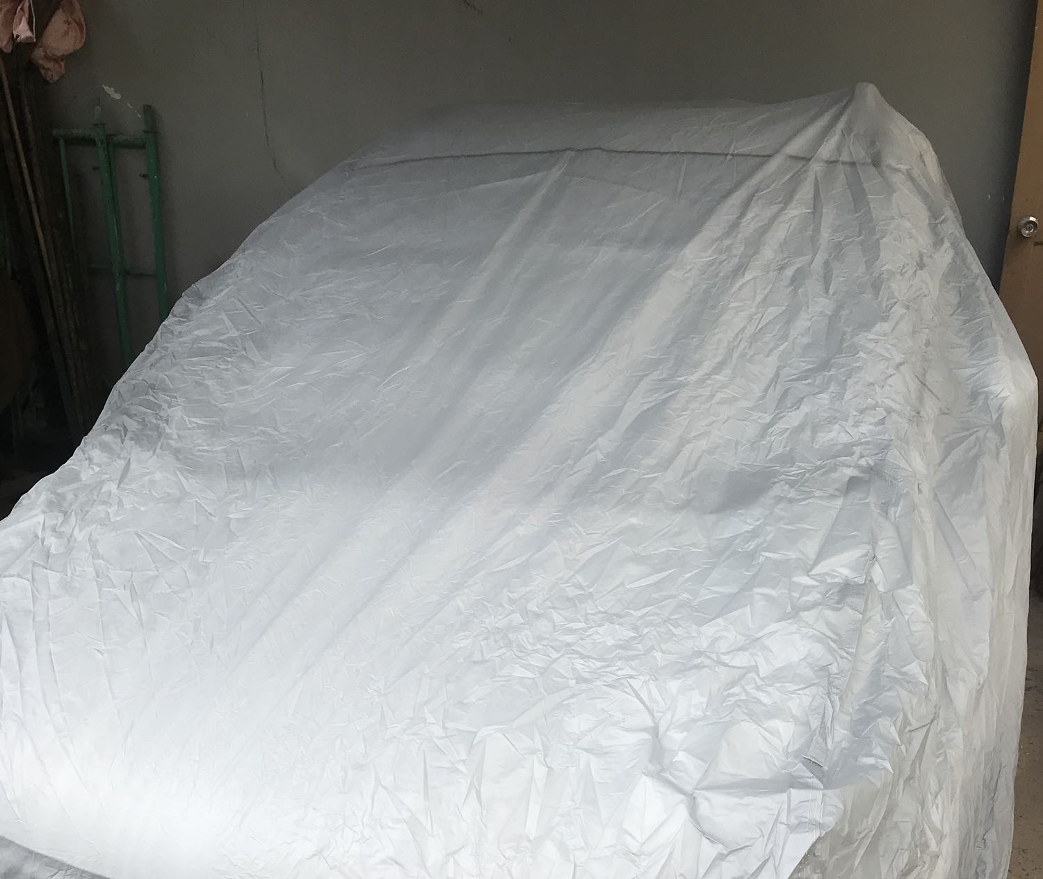 Hàng mỏng manh. Chất liệu như bọc nylon thật mỏng. Trùm nhẹ ko dám mạnh tay vì sợ rách. Tiền nào của nấy