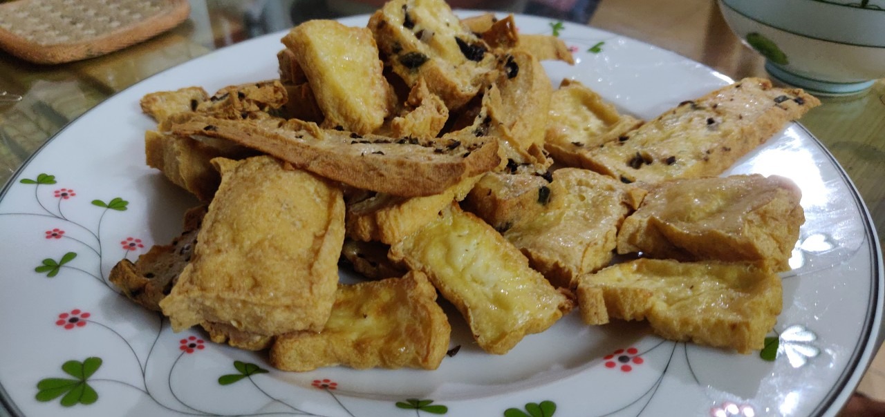 Máy được Tiki đóng gói cẩn thận, mẫu mã đẹp, đã chiên thử dĩa đậu hủ ăn rất ngon (để nhiệt độ 200, thời gian 15ph).
Thể tích 5.2L nên hơi to, lúc chiên thì có ngửi thấy mùi nhựa như một số bạn nhận xét nhưng sau đó vẫn dùng ổn.
Bé ở nhà thích ăn đồ chiên dòn nên sắm về sử dụng lâu dài.