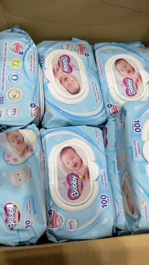 Mua 12 gói mà ko đóng bịch nguyên set như mấy lần trước mình mua, Đóng riêng từng gói lẻ nên trầy móp méo bao bì các góc, nắp nhựa bén hơn mẫu cũ, ko trơn mượt như mẫu cũ, bao bì mẫu mới nhìn dơ, như hàng cũ chắc do thay đổi bao bì nên ko đẹp bằng mẫu cũ. Khăn cũng ko mùi