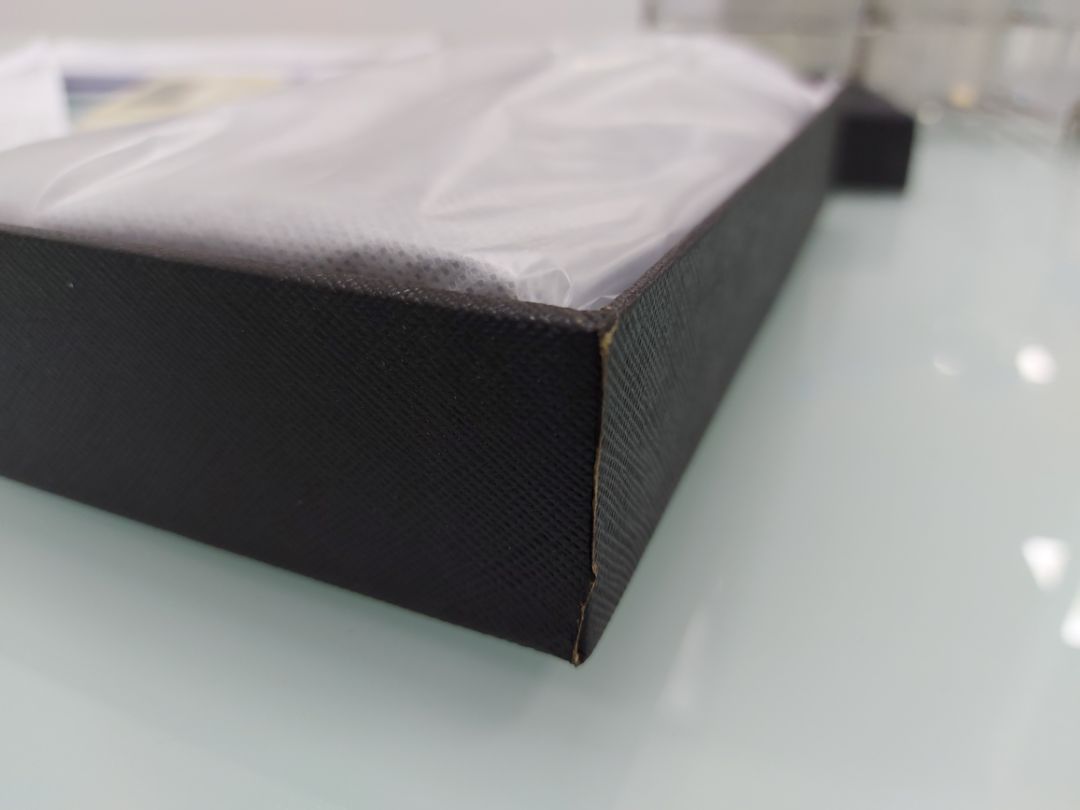 hàng chưa xài da đã bị bong tróc , hộp thì cũ, hư và rất dơ hàng chưa xài da đã bị bong tróc , hộp thì cũ, hư và rất dơ