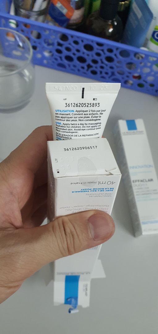 minh là fan của La rocher , tuy nhiên lần đầu tiên thấy sự lệch serial như này, tuýp 1 số, hộp giấy 1 số khác, mặc hàng mọc nilong chân không???
shop giải thik hộ cái