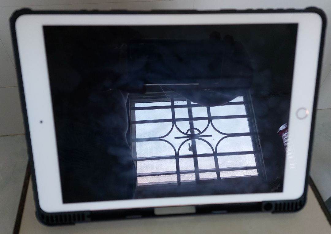 Sản phẩm chất lượng, giao hàng nhanh, ôm vừa khít iPad 8, 2020, rất đẹp. Để ở chế độ đứng rất tiện. Tôi hài lòng đánh giá năm sao!