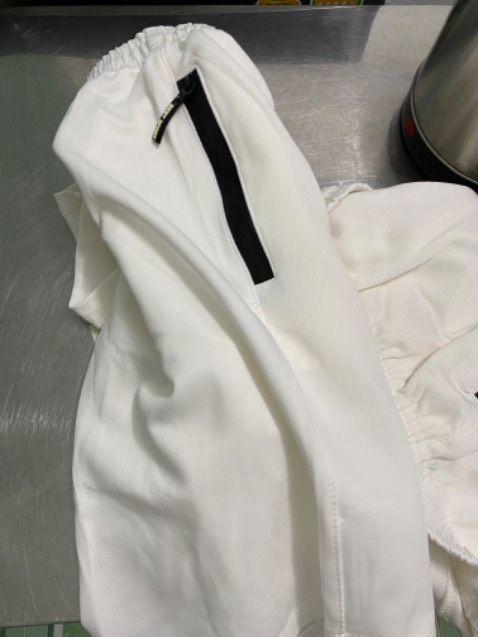 Chất lượng vải tốt,mặc vào thoáng mát,chỉ có sợi dây kéo túi kiểu có hàng chữ lớp mỏng ,mình dùng đồ nghề tháo lớp mỏng thun ra thì sợi dây kéo khoá túi nó dễ dàng(giải thích hơi khó tí)công ty nên may khéo khóa túi loại bình thường thì dễ khéo khóa hơn,vì mình đã mua vài lần rồi nên biet.