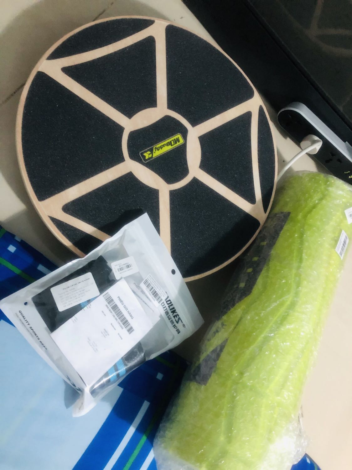 Dây quấn tay bao ngon mà còn rẻ nữa.mình đã sài qua loại này và nó bảo vệ cổ tay rất tốt nhờ chất liệu ko quá cứng và ko quá mềm như những loại khác.thật sự mình dùng qua nhiều loại rồi và chỉ thik dùng loại này thôi.mấy loại mềm mềm đeo cho có thôi chứ nó ko bảo vệ cổ tay là mấy.