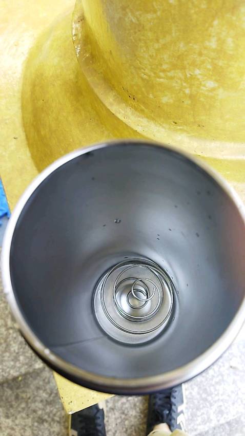 Nhận được hàng rất ưng, bình cầm chắc chăn đúng như mô tả, đây là bình của ck m, sắp tới m sẽ mua cái nữa cho m
Màu đen nhám nhìn rất sang, bắt mắt và chắc chắn, gioang cao su nắp khá chặt, đựng nước tốt bảo quản nước cũng ok, tháo ra không bị mùi lắm, nên là ổn ạ!! Sẽ còn mua thme