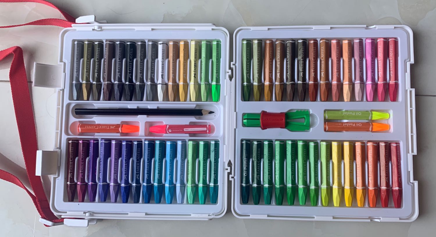 Màu đẹp, tô rất đều và ăn giấy. Hộp cứng cáp làm thành cái túi đeo, bé rất thích