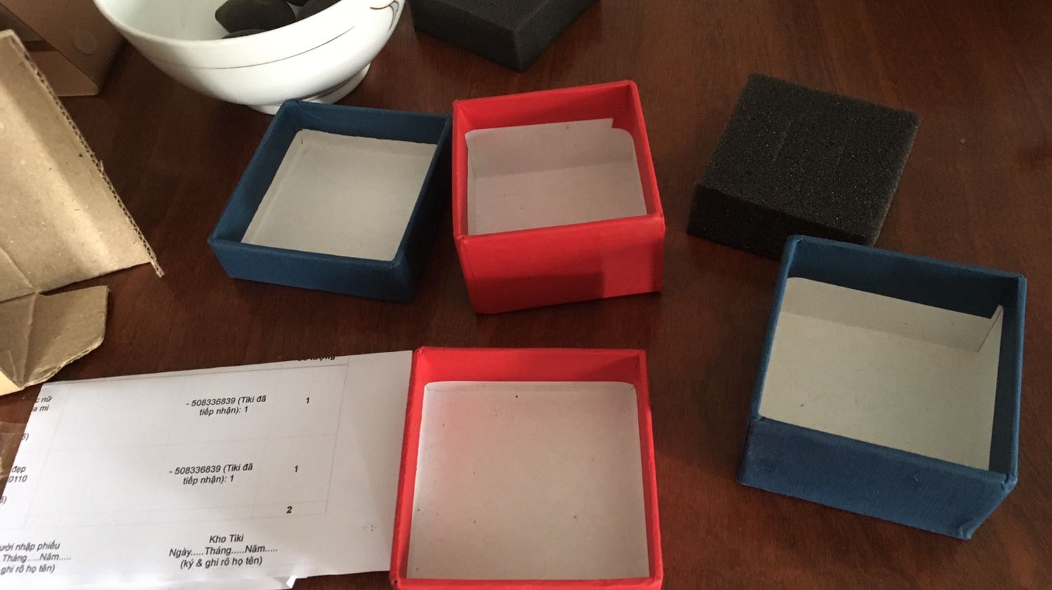 Trưa nay , nhận được hộp quà bên trong không có gì hết . Thất vọng vô cùng vì đây là quà 20/10 . Tiền đã trả mà không có lắc tay và dây chuyền . Shop xem lại camera đi! 
Tôi không muốn chuyện này xảy ra lần nữa. Vì tôi mua hàng của Tiki rất nhiều lần nhưng không có lần nào bị như vậy cả.