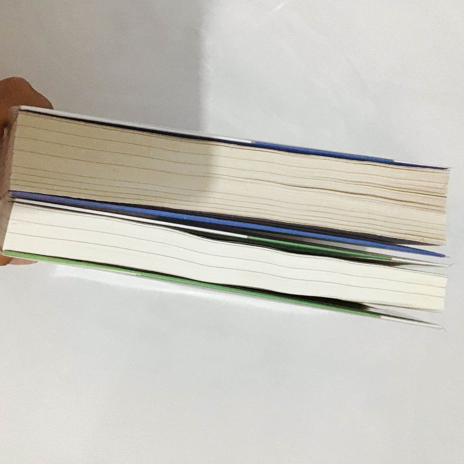 Cuốn 2 thì cũ quá mà cuốn 1 mới tinh. ಠ_ಠ