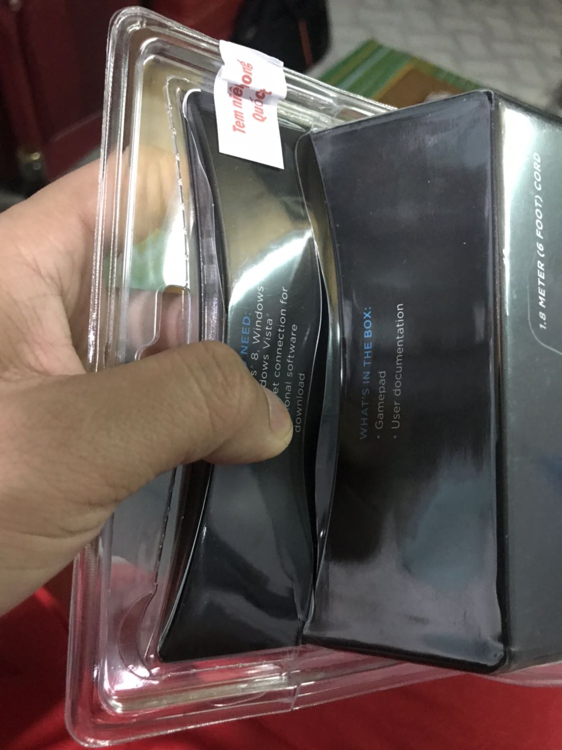 Lâu lâu mới đá Fifa Onl 4 mà đá bàn phím thì ko đã nên đặt 1 em F310 này về cho thoả đam mê.
- Thiết kế : Cầm trên tay khá ổn, nhẹ . Có điều phần tay nắm hơi ngắn một chút .
- Nút bấm : So với tay PS4 trước đây mình hay chơi thì vị trí các nút LB/LT RB/RT được đảo vị trí cho nhau . Phím trên là nút bấm cứng, phím dưới là nút lẫy dạng cò. Dẫn tới thao tác khi muốn Cầu thủ chạy nhanh hay cứa lòng hơi ngược so với thói quen. Nhưng rồi cũng quen.
- Kết nối : Cắm vào là chơi, tín hiệu ổn định. Dây cắm dài 1.8m nên với mình xài PC thì quá ổn. Những bạn nào muốn xài cho đầu PS thì sẽ hơi ngắn.

*** Có một chút lăn tăn với việc vỏ hộp bị bể , nứt như hình . Còn lại thì quá okie.