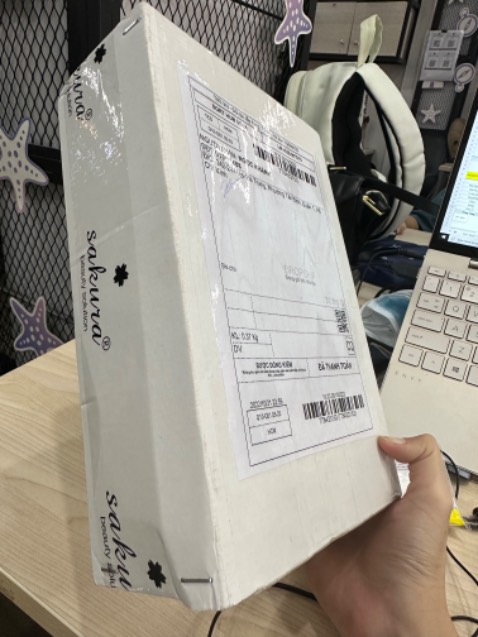 5 màu hơi bị đẹp mà mới đủ tiền rinh 2 màu
#15 nhẹ nhàng dễ thương, dùng hàng ngày hoặc mix với màu khác đều đẹp
#17 thì đẹp sang chảnh
Vỏ son hồng cam cưng xỉu.
Thêm điểm cộng là giao hàng siêu nhanhhhh, đóng gói cẩn thận.
Nên thử nha mí bạn