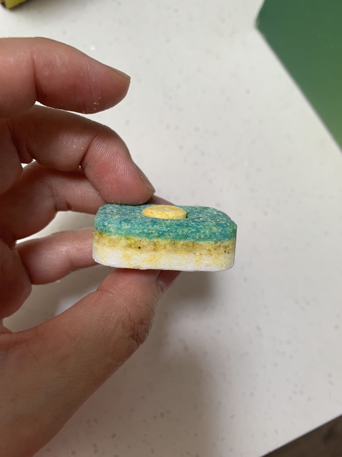 Sản phẩm bị ẩm mốc, bao bì rách nát. Viên rửa bị thấm nước.