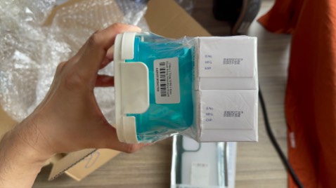 - Hàng đóng trong hộp giấy có bọc chống sốc cẩn thận, giao nhanh, đúng và đủ số lượng.
- Kem đánh răng có hạn sử dụng đến 29/07/2025 và sản xuất tại Thái Lan; 
- Giá mua 31/03/2024: 195/2 Hộp
- Nhân viên giao nhận tiki lịch sự.