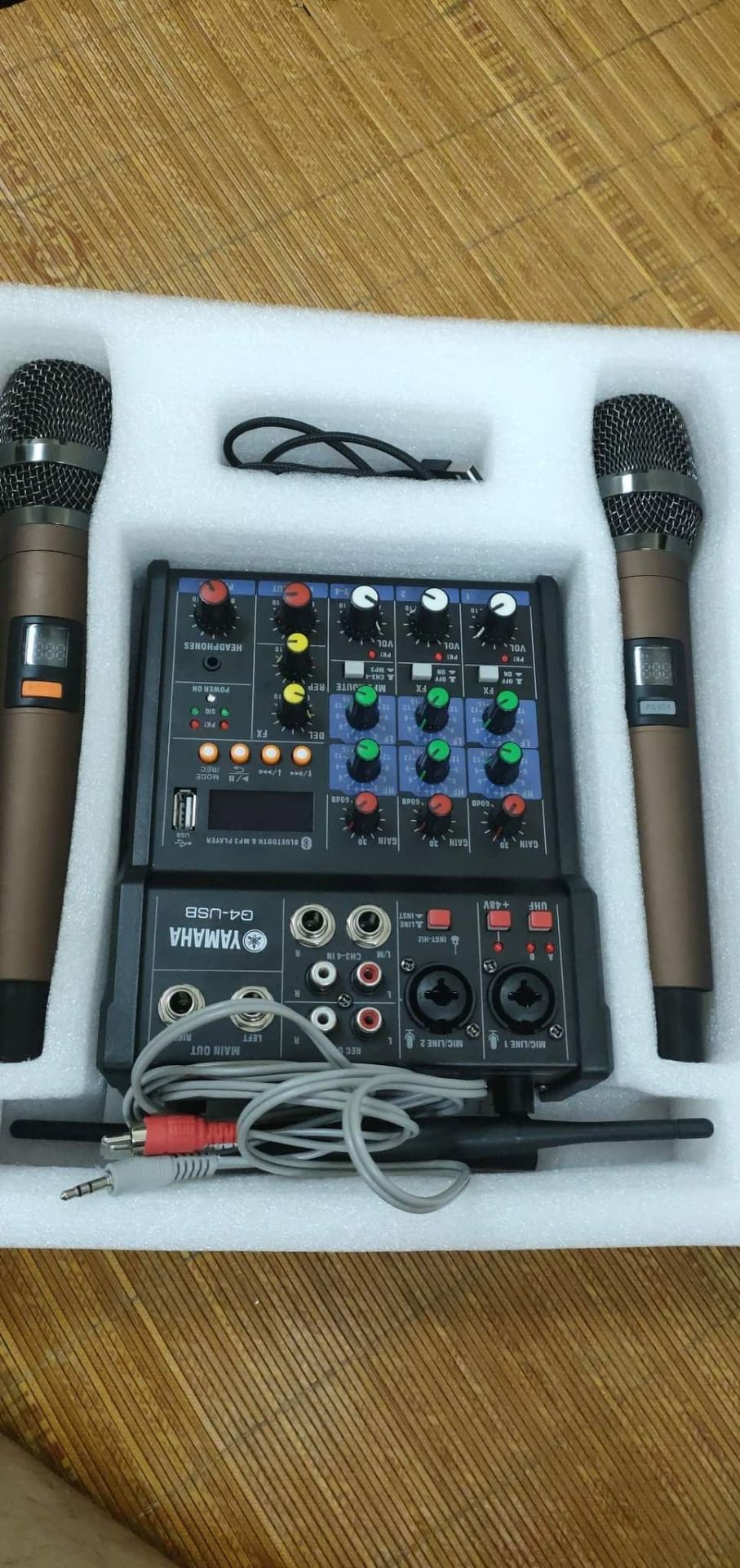 giao hàng hơi chậm, chắc là do dịch. nhưng máy  mới, mic đầm tay,  chất lượng âm thanh còn phụ thuộc vào loa. chưa *** độ bắt âm của mic nhưng trong tầm giá thì chắc là tương đối ok.