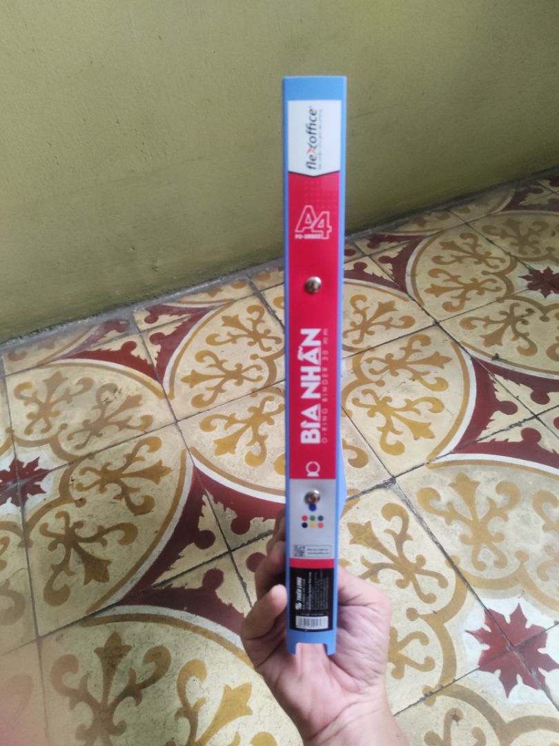 Bìa dạng này khoá hơi cứng nhưng dùng được. Khoá nhẫn hơi nhỏ so với nhu cầu để hồ sơ của mình