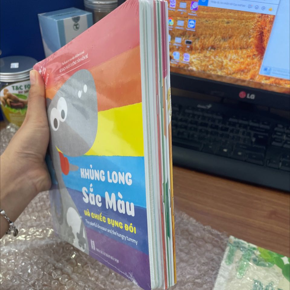 Khâu đóng gói và giao hàng khá lâu. Được gói bằng bóng chống sốc và sách nguyên seal nên không bị gãy góc gì hết.