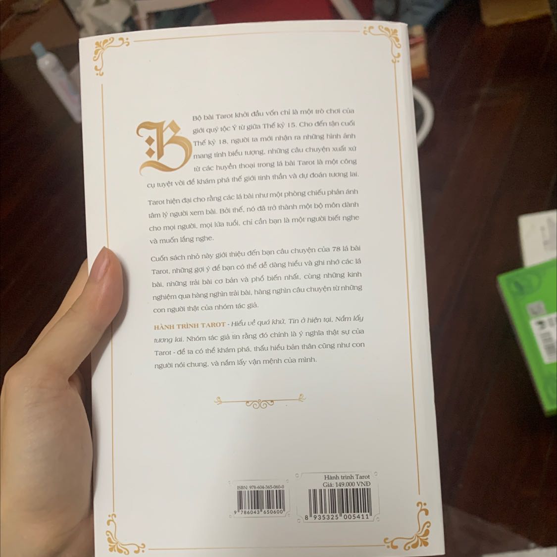 Sách đuợc bọc kiếng đẹp. Nội dung giải thích và hướng dẫn coi thông điệp của các lá bài. Chữ in màu xanh khiến mình hơi khó chịu