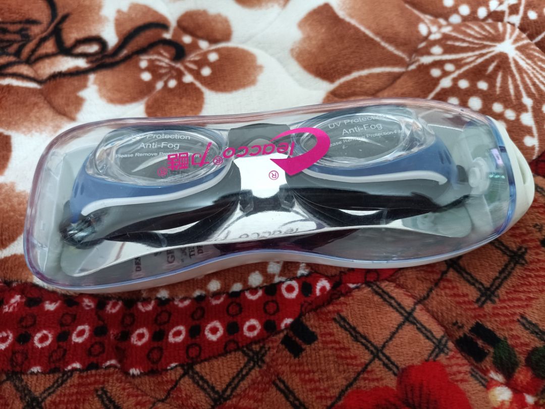 hàng có vẻ cứng cáp, đeo vào nhìn tốt đáng dùng cho ai cận :v