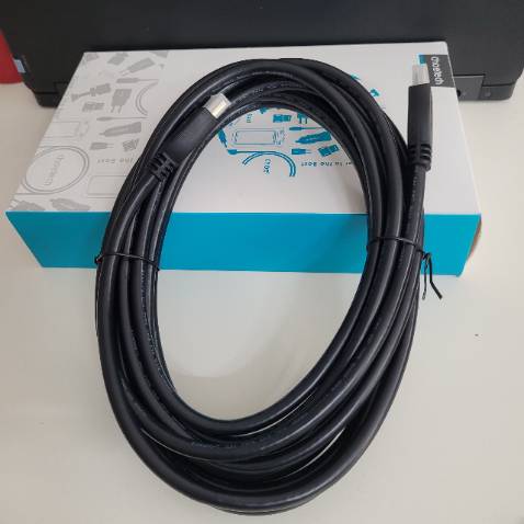 Cáp chắc chắn, kết nối ổn định, chất lượng sắc nét.
Dây dài 5 mét nên thoải mái cho mình kết nối với màn hình máy chiếu ở xa, cảm ơn shop