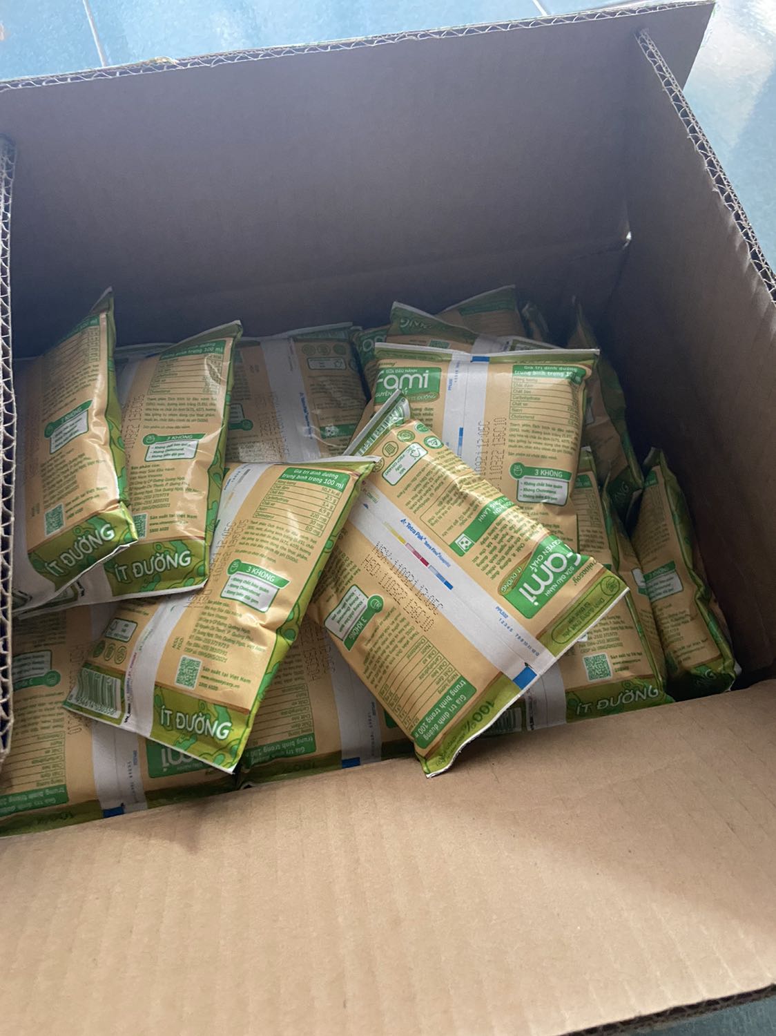 giao hàng kiểu gì vậy shop? sao mà trưa hôm qua đặt sáng nay shipper đã gọi😂 giao tốc độ ninja luôn. hàng đóng gói gói có lớp chống sốc, khui hàng và check thì may k vỡ bị nào, săn sale còn 90k. đỉnh của chóp, sữa ít đường đúng vị mình