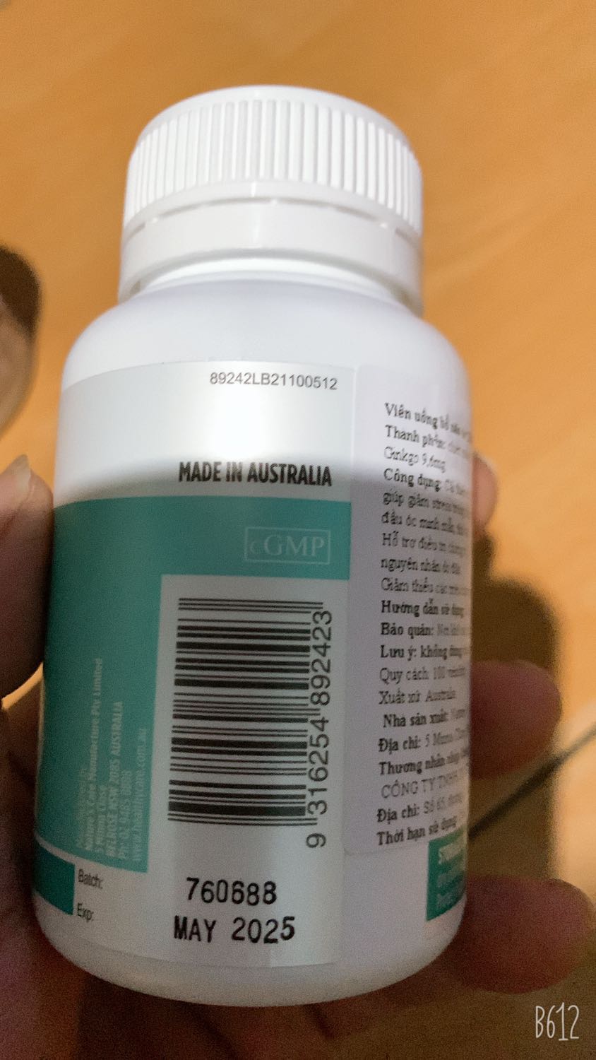 Tiki giao hàng đúng ngày, a shipper vui vẻ nhiệt tình. Đây là hộp thứ hai mình đặt, lần này đặt còn có quà tặng, cảm ơn shop nhé. khi mở nắp hộp thuốc thì lớp seal bên trong đã bung ra rồi.