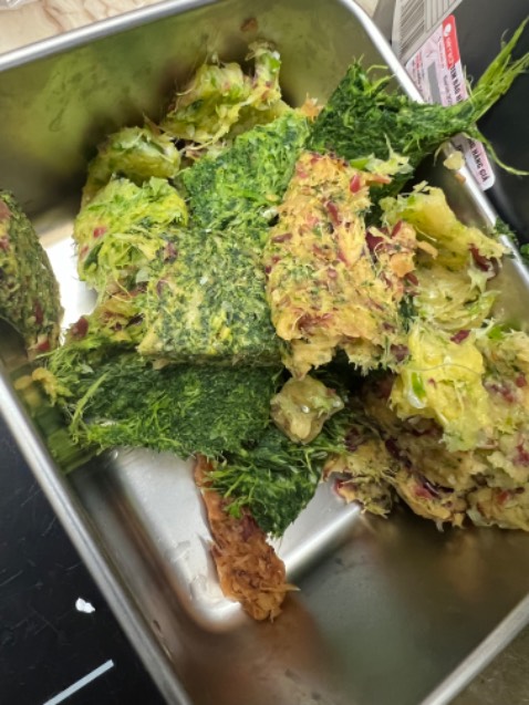 Máy ép kiệt nước, phần bã rất khô. Lắp vào khá dễ. Nhưng điểm trừ lớn nhất là rất khó tháo ra. M là nữ, khi lắp mất có 5-10s, nhưng khi tháo mất cả gần 1 tiếng vẫn ko đc, phần trụ ép hít rất chặt. Buổi sáng mà mất thời gian để tháo vệ sinh máy rất bực. 
Ps: Ảnh là phần trục ép gắn chặt với thân máy, m tháo ko đc