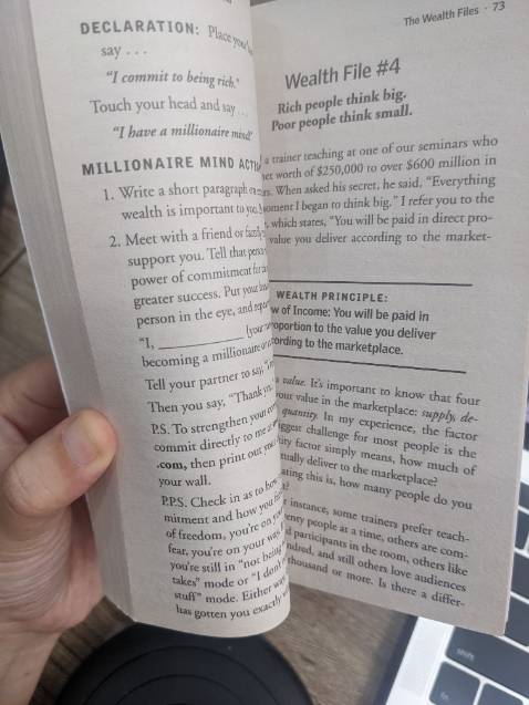 Sách gia rẻ, chất lượng giấy không cao cấp nhưng bù lại thì giá tốt, vơi nhỏ gọn, tiện mang đi khắp nơi. Nội dung sách hơi lòng vòng ty nhưng mà rất có ích cho những bạn muốn băt đầu học hỏi kinh doanh.