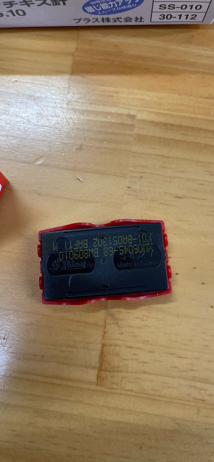 Mình đặt khay 843 đỏ giao 852 đỏ, khay nó nhỏ hơn không vừa với con dấu