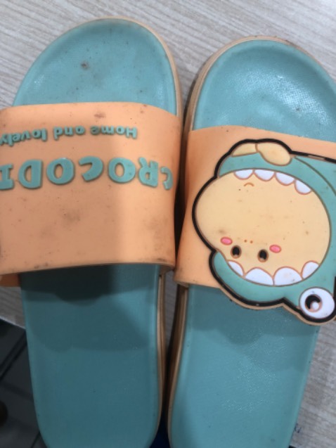 Mẫu dép dơ, nói sản xuất ở Thái Lan nhưng thật chất là made in china