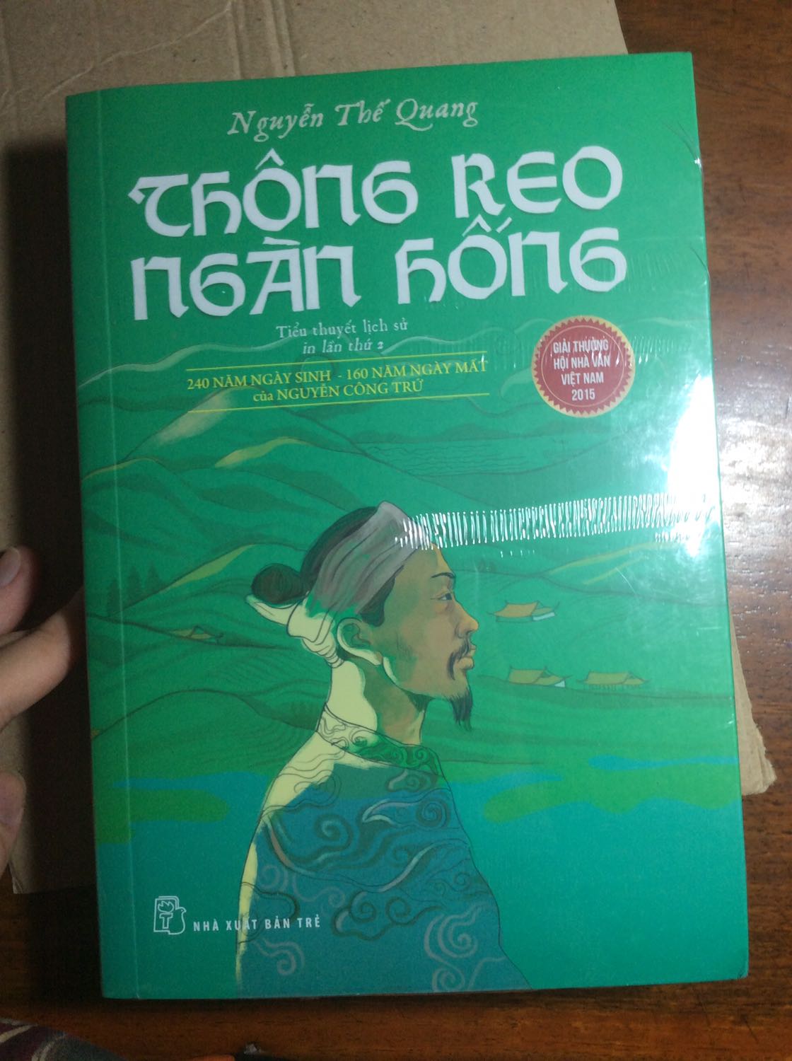 Mua sách để tìm hiểu cụ Nguyễn Công Trứ qua một góc nhìn khác, ban đầu trước khi biết đến cụ, mình không biết là sách viết về ai  cơ :v thật vui vì bây giờ mình được biết và học hỏi về một con người vĩ đại, tài hoa như cụ Nguyễn Công Trứ. Quyển sách dày hơn mình tưởng (khá phù hợp với giá tiền bỏ ra) (80% seal nữa chứ :)) , sách được giải hội nhà văn nên mình sẽ không bình thêm nhiều.