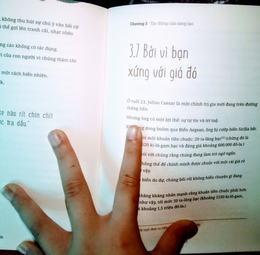 Sách của Dave Trott thì mê rồi, cứ bị thích thôi. Với "Bệnh mù sáng tạo và cách chữa nó" là cuốn thứ tư của Dave Trott mình ẵm về. Dù mình không làm trong ngành nhưng cũng bị ngành hành vì mê cái sự sáng tạo vô biên của ngành quảng cáo mà điển hình là Dave Trott nên cứ "xuất" là phải mua về đọc thôi.
Dave Trott ấy à, hài hước và dị lắm. Thứ ông viết ra chẳng giống ai mà cũng chẳng ai đọc hiểu được giống ai nên là theo quan điểm cá nhân mình ai thích hài hước sáng tạo thì cứ mua về đọc đc hay không thì tùy ?