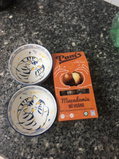 Hạt giòn ngon, tách cực kỳ dễ luôn. 
Bao bì xịn tiện lợi đóng chân không cực kỳ cẩn thận mua đi biếu cũng đc luôn ấy.
Lại đc tặng thêm cái bát moè xinh lắm ấy. À cả hạt chia tặng kèm mà đóng cũng xịn lắm.
Quá đáng tiền. 
Chắc chắn sẽ ủng hộ shop thêm.