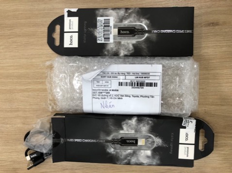 Mua 2 đơn hàng cùng 1 shop, 1 cái có hình màu đỏ, 1 cái có hình màu đen—>giao 2 cái màu đen, không như hình đăng nên thấy không buồn xíu. Dùng thì thấy OK